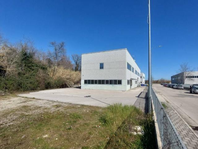Locale Commerciale in vendita a Mozzagrogna, Abruzzo