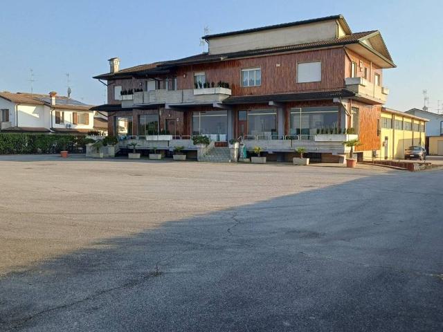 Locale Commerciale in vendita a Mozzanica, Lombardia