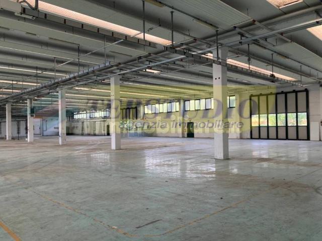 Locale Commerciale in vendita a Dorotina, Mozzo