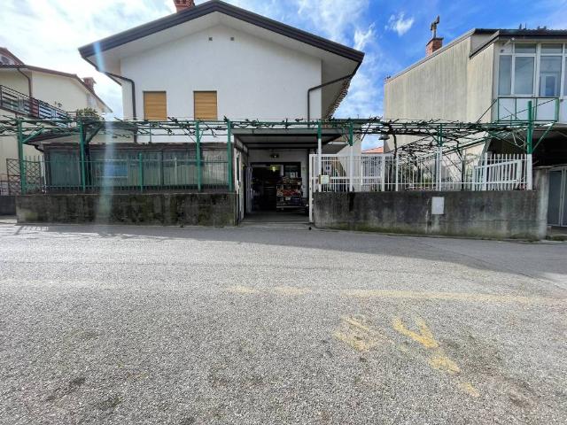 Locale Commerciale in vendita a Muggiò, Friuli-Venezia Giulia