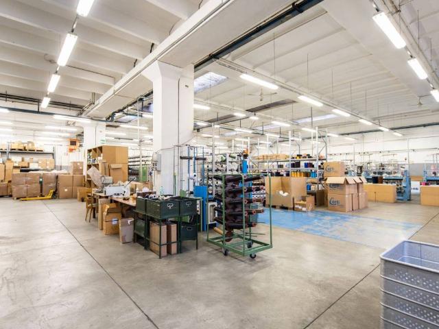 Locale Commerciale in vendita a Muggiò, Lombardia