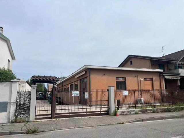 Locale Commerciale in vendita a Muggiò, Lombardia