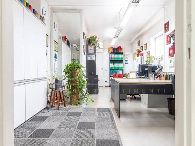 Locale Commerciale in vendita a Triante, Monza