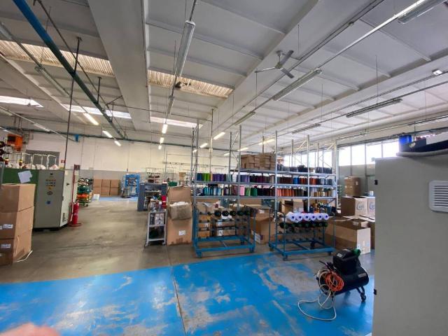 Locale Commerciale in vendita a Muggiò, Lombardia