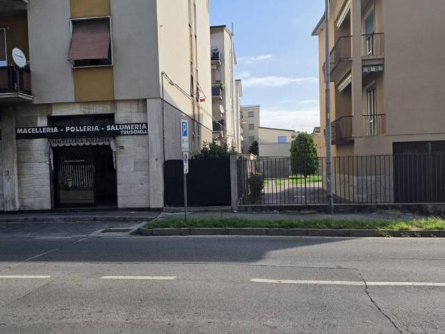 Locale Commerciale in vendita a Muggiò, Lombardia