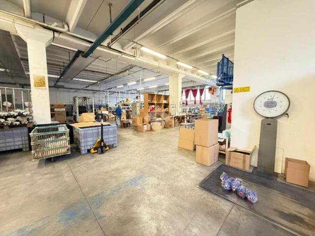 Locale Commerciale in vendita a Muggiò, Lombardia