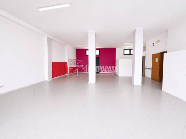Locale Commerciale in vendita a Puglia, Lecce