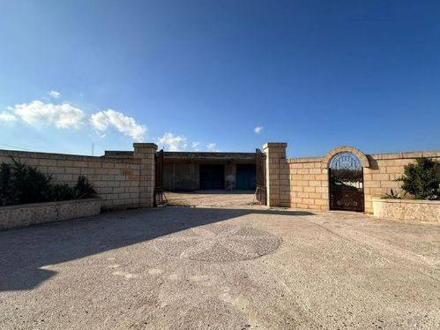 Locale Commerciale in vendita a Puglia, Lecce