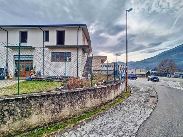 Locale Commerciale in vendita a Muro Lucano, Basilicata