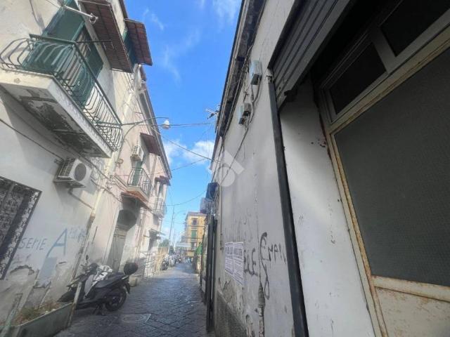 Locale Commerciale in vendita a Municipalità 3, Campania