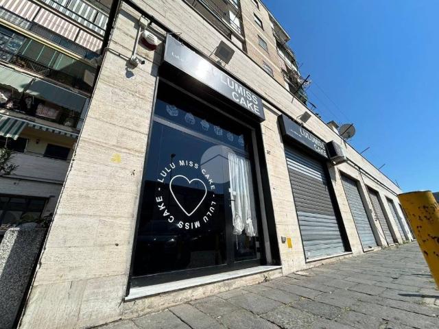 Locale Commerciale in vendita a Municipalità 4, Campania