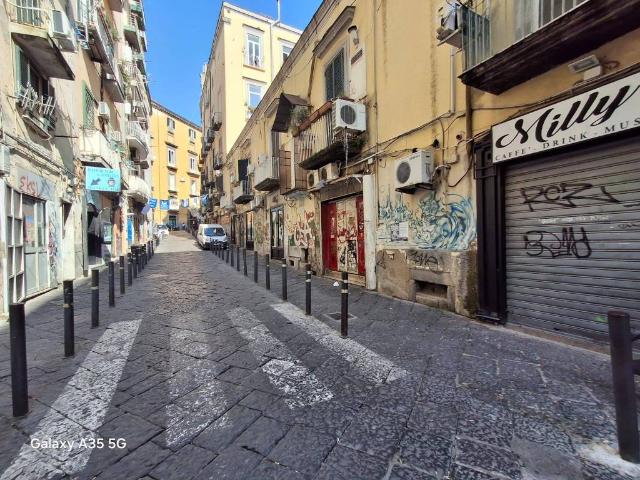 Locale Commerciale in vendita a Municipalità 2, Campania