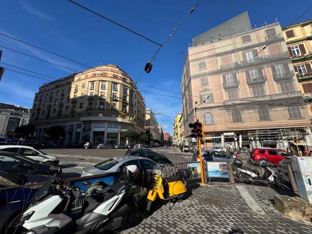 Locale Commerciale in vendita a Municipalità 2, Campania