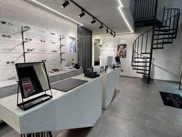 Locale Commerciale in vendita a Municipalità 4, Campania
