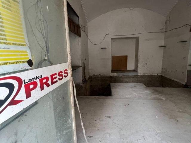 Locale Commerciale in vendita a Municipalità 4, Campania