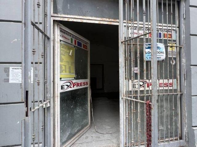 Locale Commerciale in vendita a Municipalità 4, Campania
