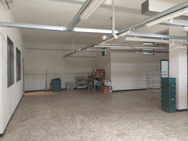 Locale Commerciale in vendita a Municipalità 7, Miano