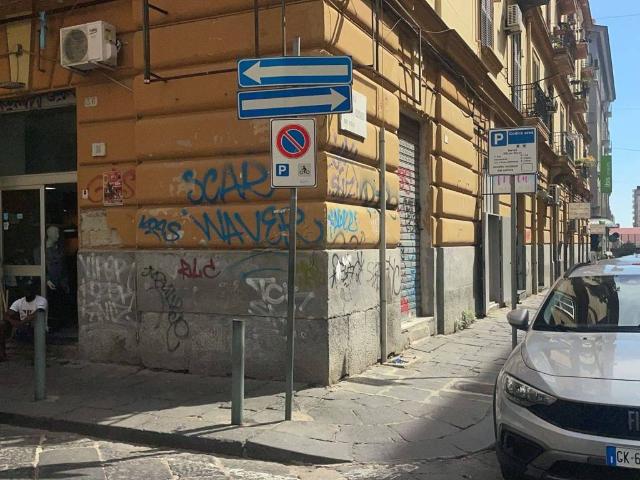 Locale Commerciale in vendita a Municipalità 2, Mercato