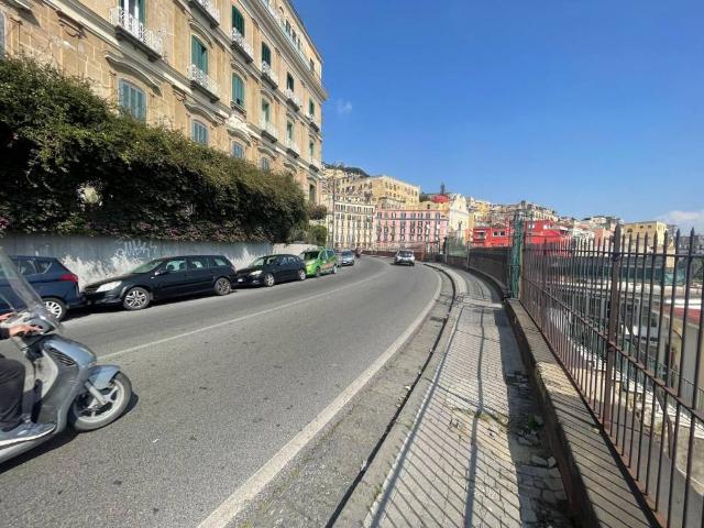 Locale Commerciale in vendita a Municipalità 1, Campania