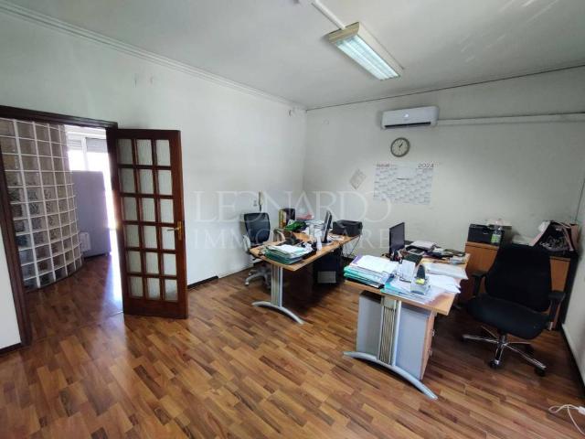 Locale Commerciale in vendita a Municipalità 10, Campania