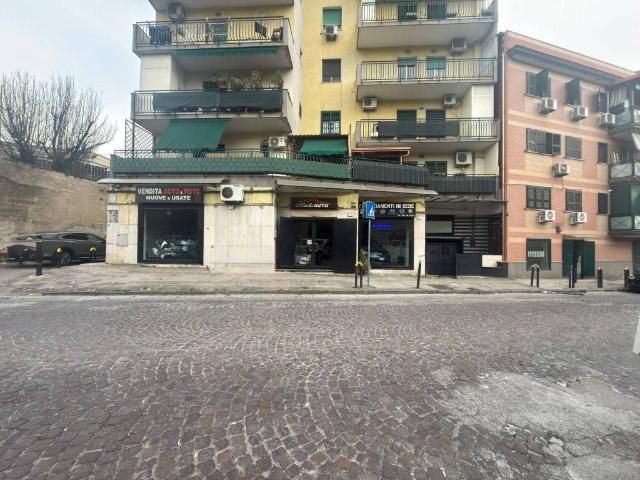 Locale Commerciale in vendita a Municipalità 4, Campania
