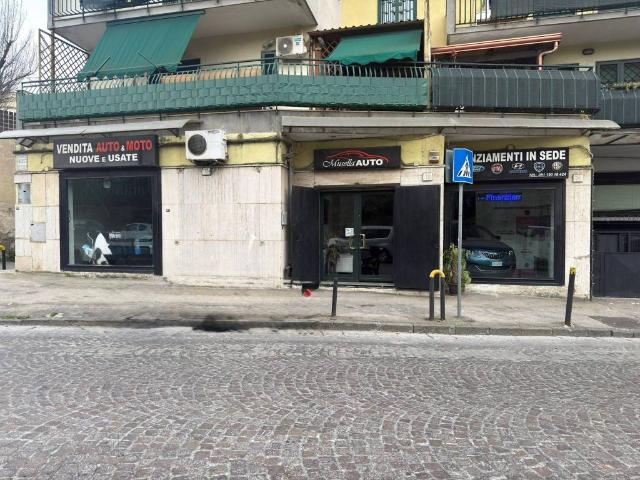Locale Commerciale in vendita a Municipalità 4, Campania