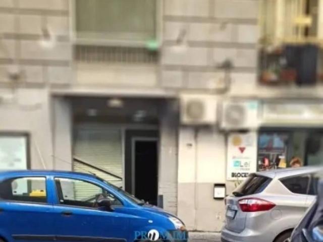 Locale Commerciale in vendita a Municipalità 3, Campania