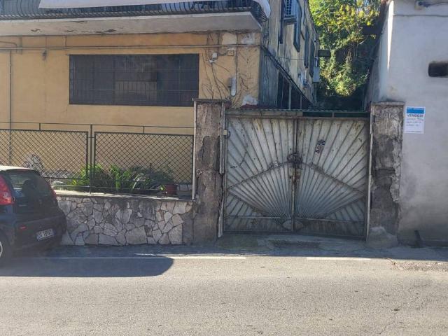 Locale Commerciale in vendita a Municipalità 3, Campania