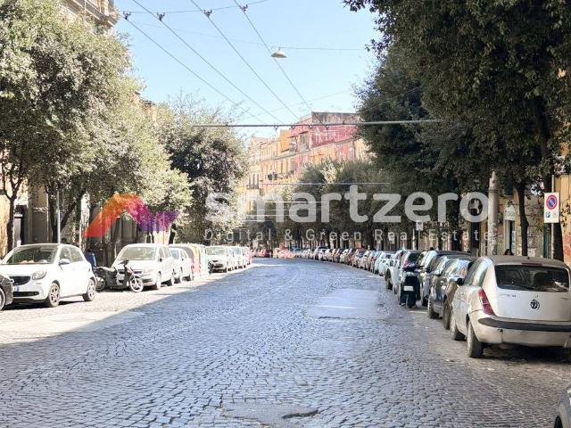 Locale Commerciale in vendita a Municipalità 3, Campania