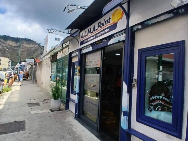 Locale Commerciale in vendita a Camaldoli, Campania