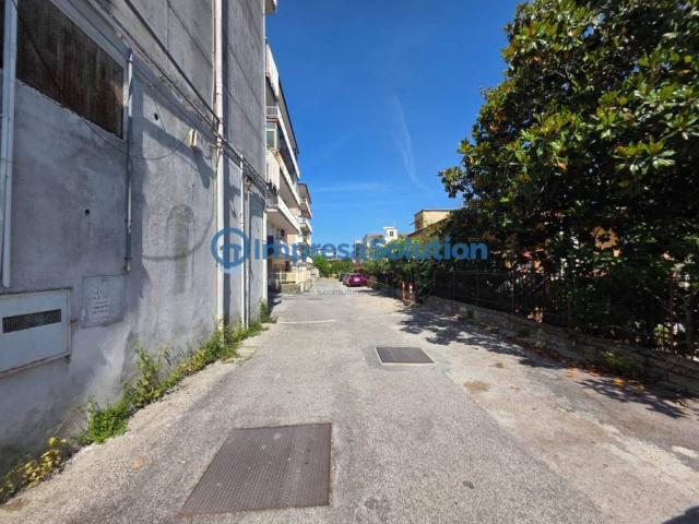 Locale Commerciale in vendita a Municipalità 9, Montagna Spaccata