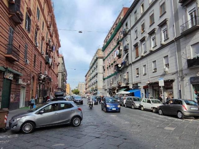 Locale Commerciale in vendita a Municipalità 4, Campania