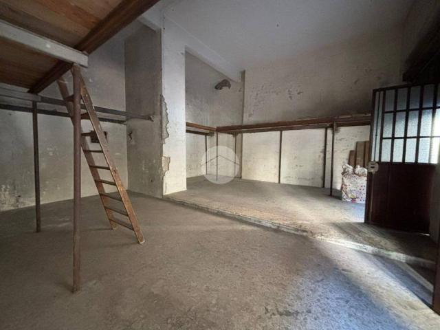 Locale Commerciale in vendita a Municipalità 3, Campania