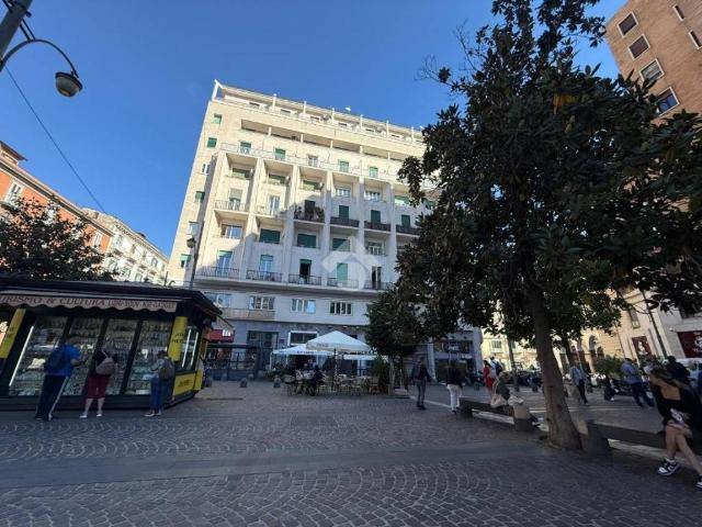 Locale Commerciale in vendita a Municipalità 2, Campania