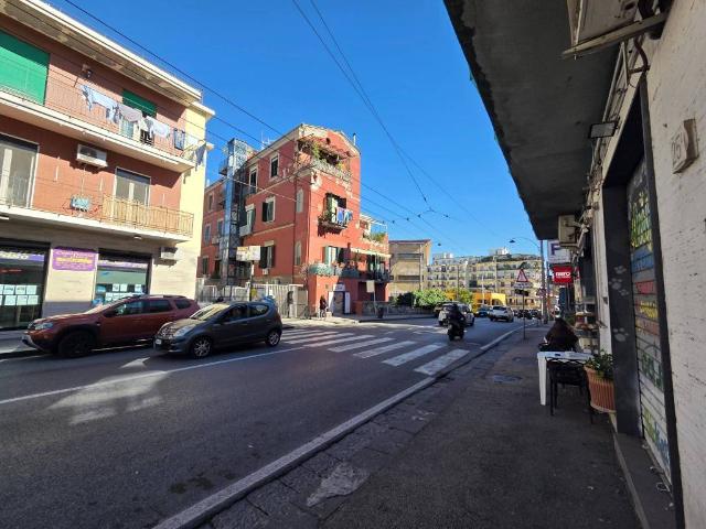 Locale Commerciale in vendita a Municipalità 3, Campania