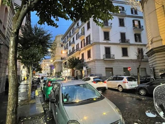 Locale Commerciale in vendita a Municipalità 4, Campania