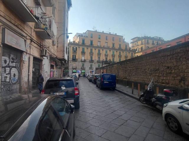 Locale Commerciale in vendita a Municipalità 2, Mercato