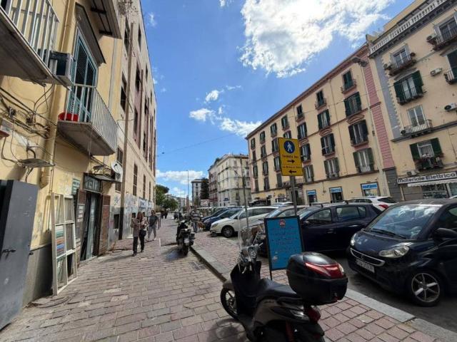 Locale Commerciale in vendita a Municipalità 1, Campania