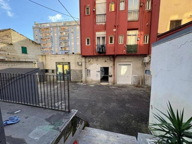 Locale Commerciale in vendita a Municipalità 4, Campania