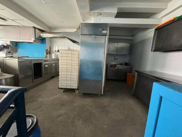 Locale Commerciale in vendita a Municipalità 4, Campania