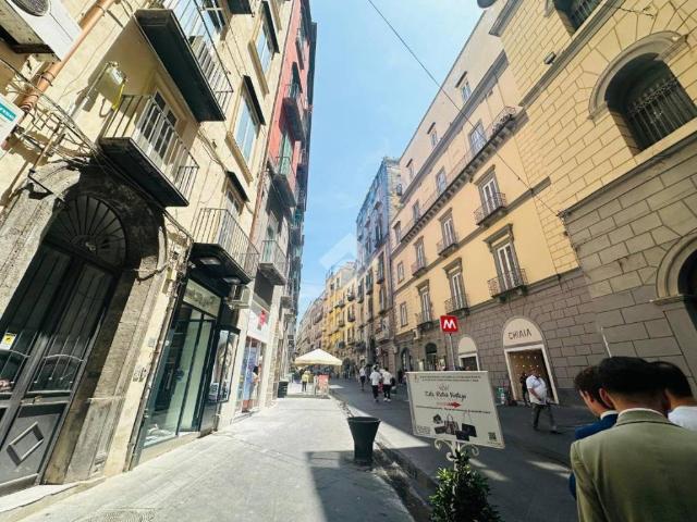 Locale Commerciale in vendita a Municipalità 1, Campania