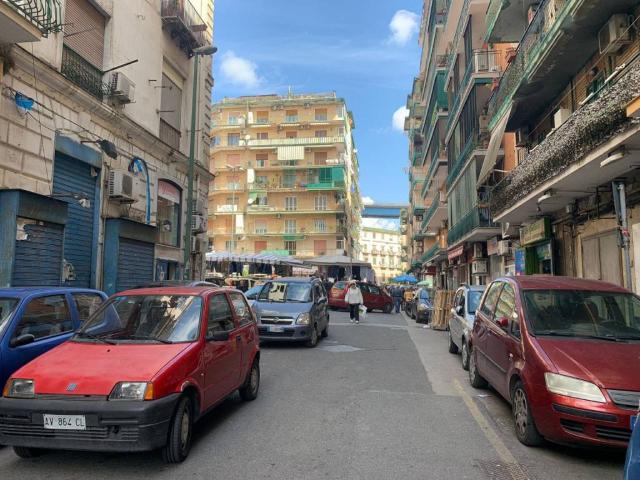 Locale Commerciale in vendita a Municipalità 3, Campania