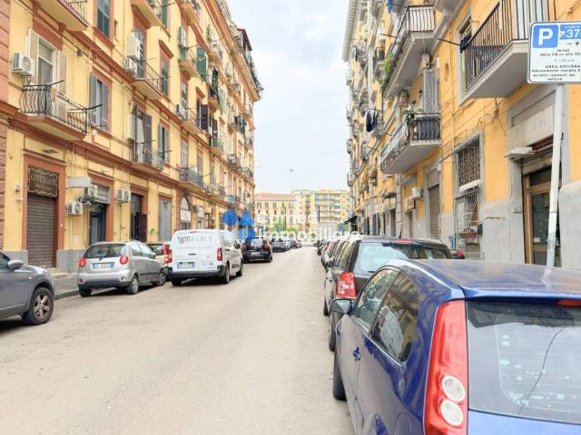 Locale Commerciale in vendita a Municipalità 4, Campania