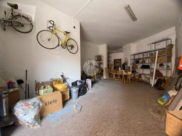 Locale Commerciale in vendita a Municipalità 3, Campania