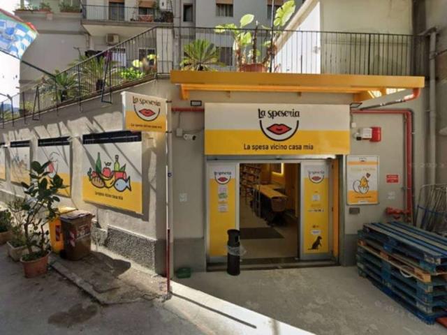 Locale Commerciale in vendita a Coroglio, Campania