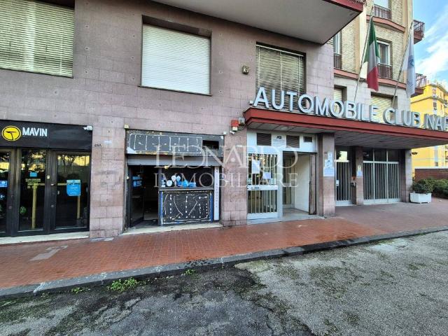 Locale Commerciale in vendita a Municipalità 10, Campania