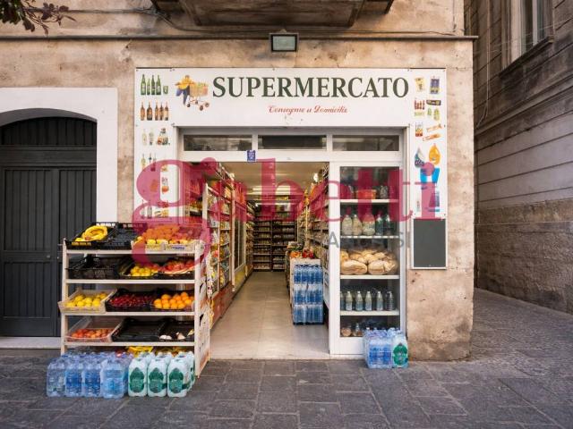 Locale Commerciale in vendita a Municipalità 4, Campania