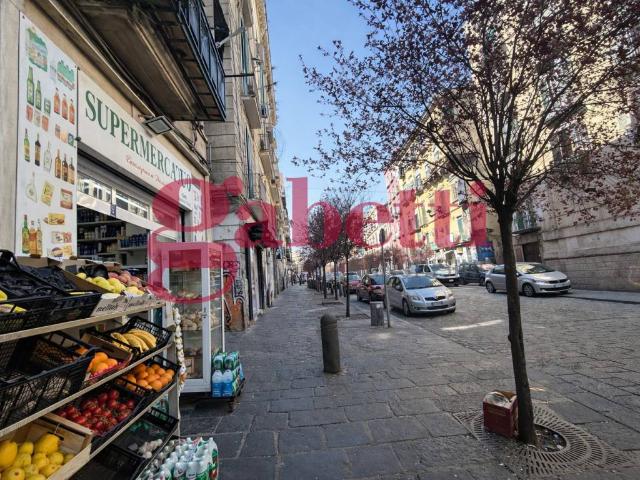 Locale Commerciale in vendita a Municipalità 4, Campania