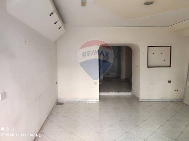 Locale Commerciale in vendita a Municipalità 3, Campania