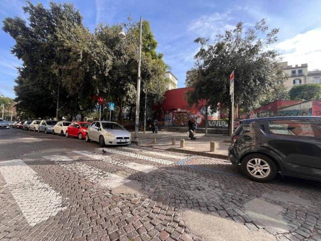Locale Commerciale in vendita a Municipalità 4, Campania